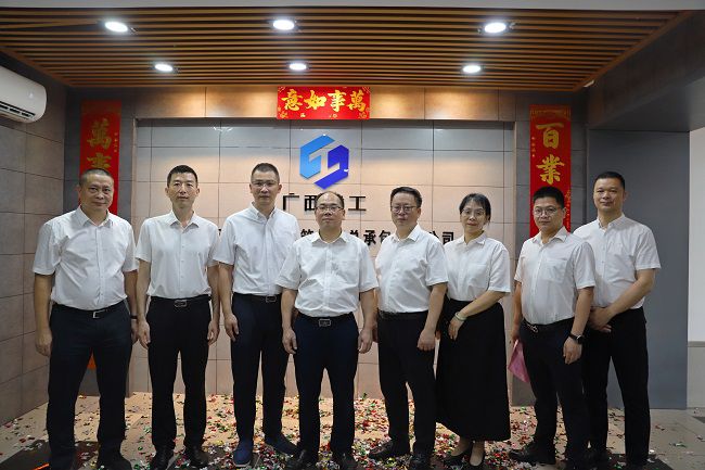 1779757323108302.jpg 公司领导班子与分公司领导班子合影 郑诗宝摄(修图版).jpg